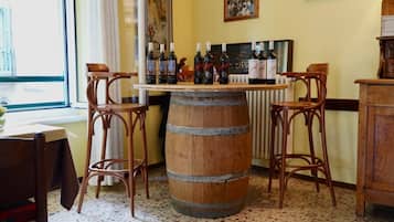 Se sirven desayunos, comidas y cenas con vista al jardín