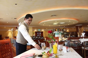 Family dining - Al Diar Siji Hotel (Al-Fujairah)