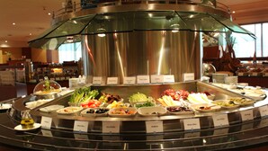 Ze serveren er ontbijt, lunch en diner 