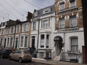 Property entrance - Earls Court Gardens Hotel - Guest house (London)