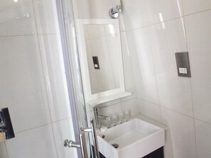 Combined shower/bathtub, towels - Earls Court Gardens Hotel - Guest house (London)