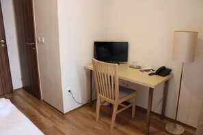 遮光窗帘、熨斗/熨板、免费 WiFi、床单