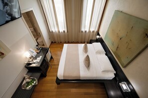 컴포트 더블룸 | 고급 침구, 미니바, 객실 내 금고, 각각 다르게 가구 비치