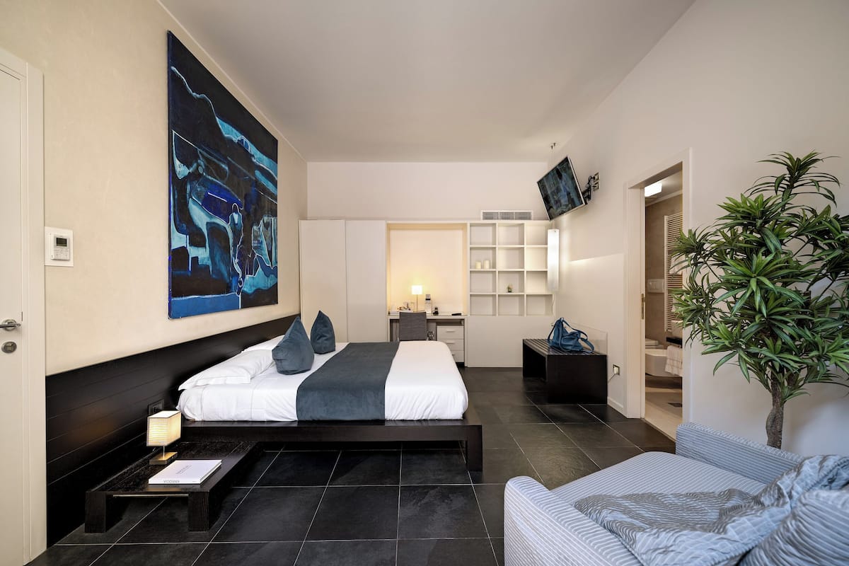Habitación Deluxe | Ropa de cama de alta calidad y minibar