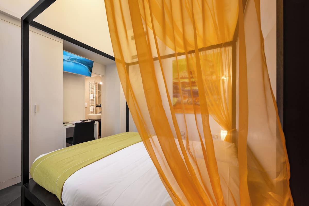 1 bedroom, premium bedding, minibar, in-room safe