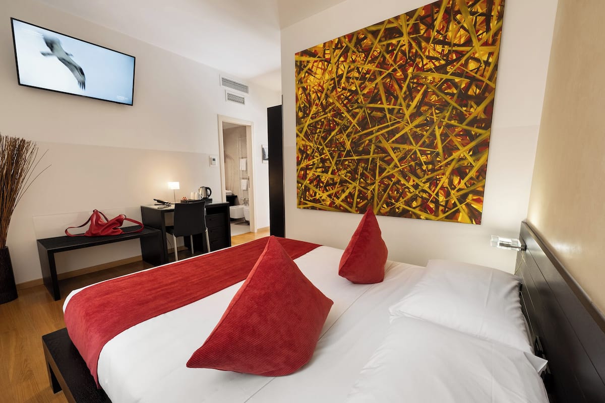 1 bedroom, premium bedding, minibar, in-room safe