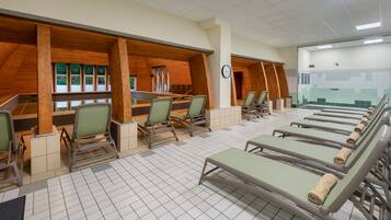 Relax in comfort with a sun lounger, enjoy a convenient clock and a clean, well-appointed space.