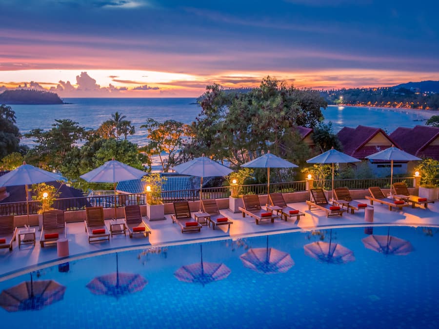Una piscina al aire libre, sillones reclinables de piscina