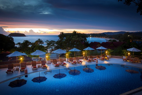 Piscine extérieure, chaises longues