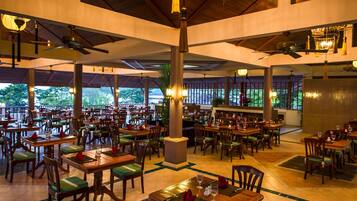 2 restaurants; breakfast, lunch, and dinner served