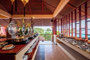 2 restaurants; breakfast, lunch, and dinner served
