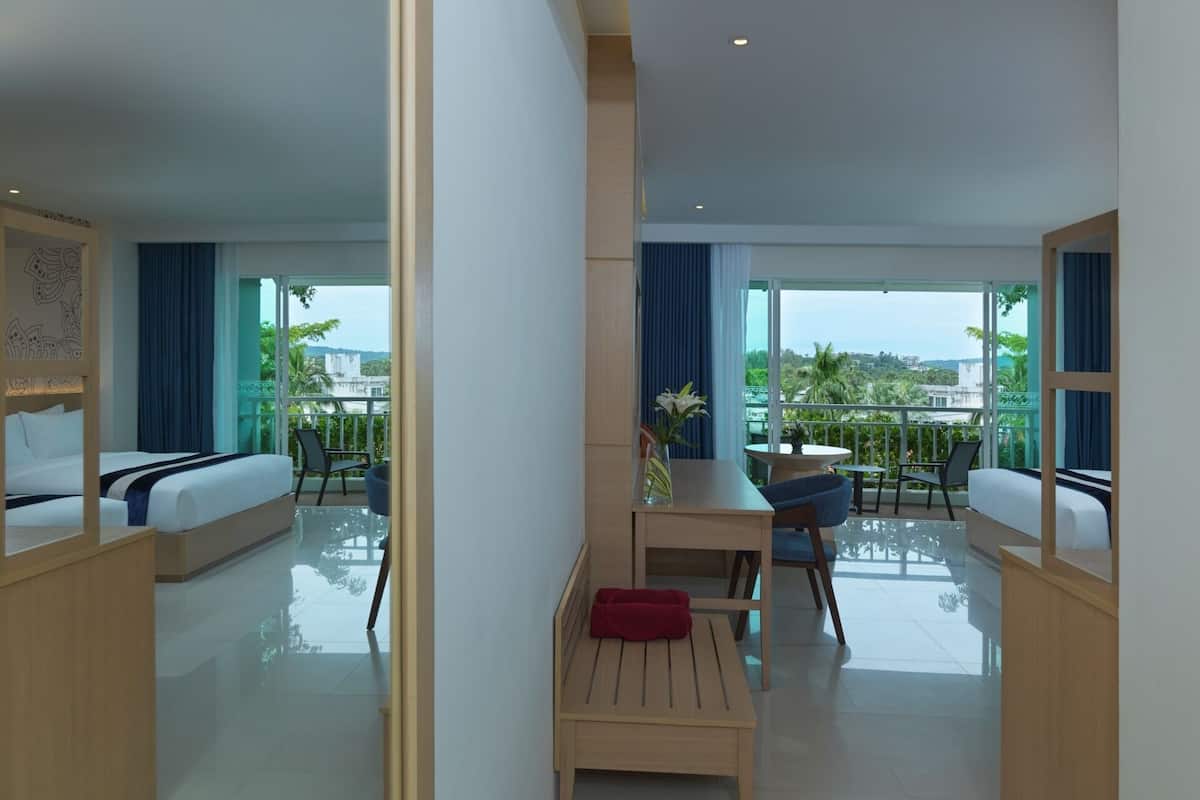 grand room, garden view | premium bedding, minibar, in-room safe, desk