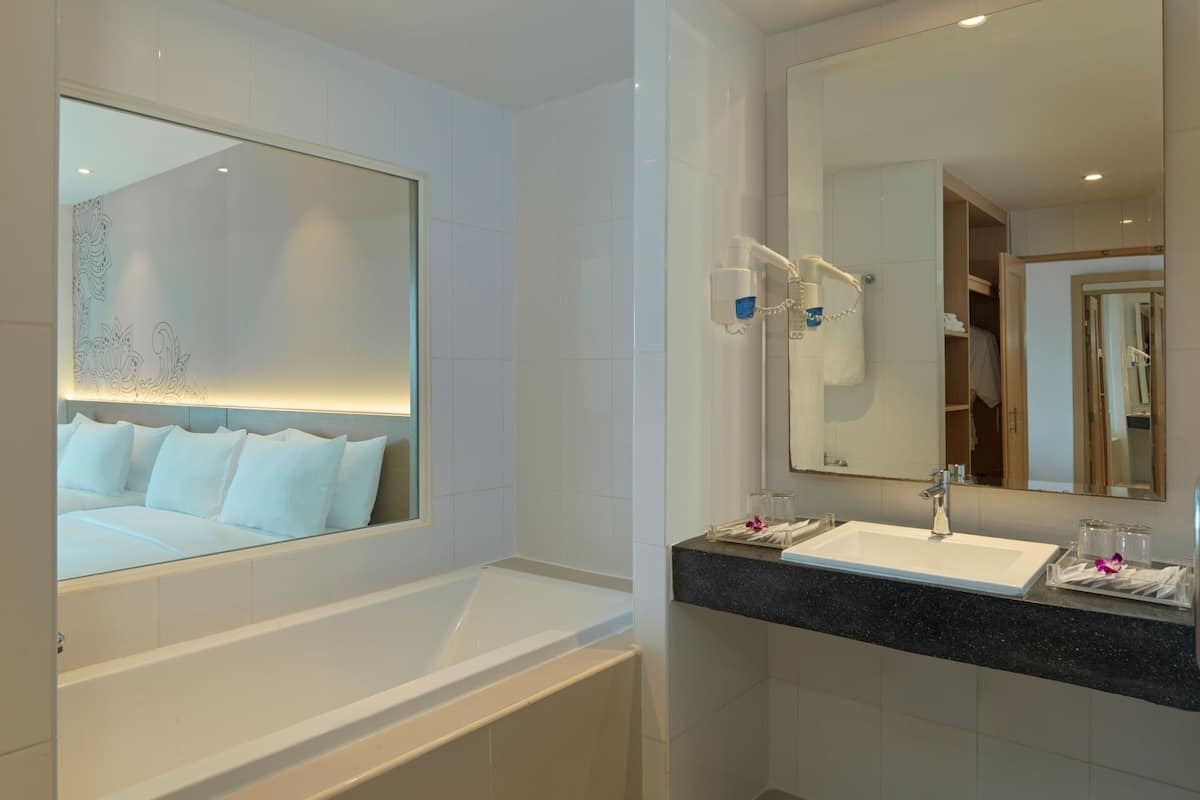 grand room, garden view | bathroom | shower, free toiletries, hair dryer, bathrobes
