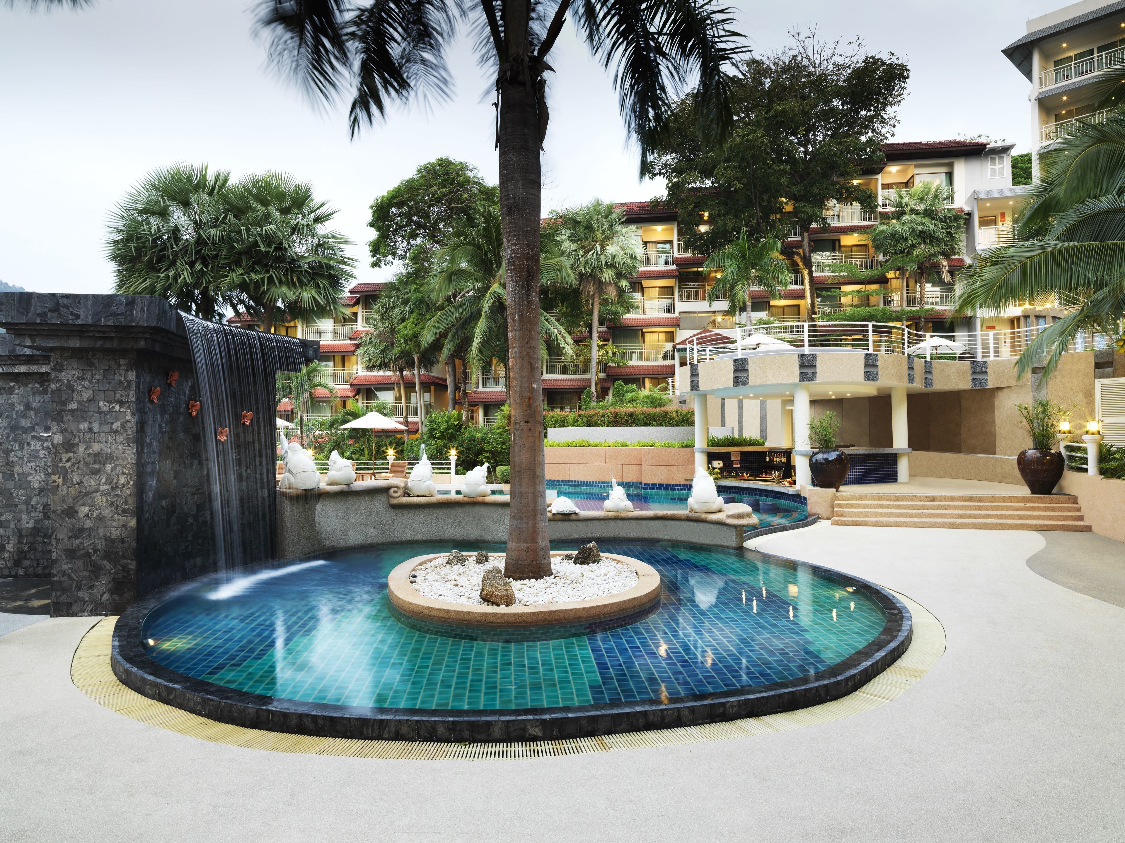 2 outdoor pools, open 8:00 am to 9:00 pm, pool loungers