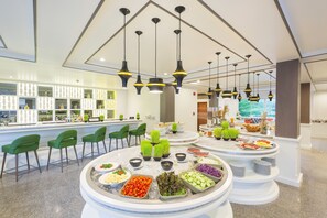 Serveert ontbijt, lunch, diner, internationale gerechten