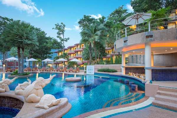 2 Außenpools, geöffnet von 08:00 Uhr bis 21:00 Uhr, Liegestühle