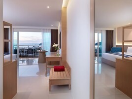 Executive Club Sea View Room | Premium bedding, minibar, in-room safe, desk