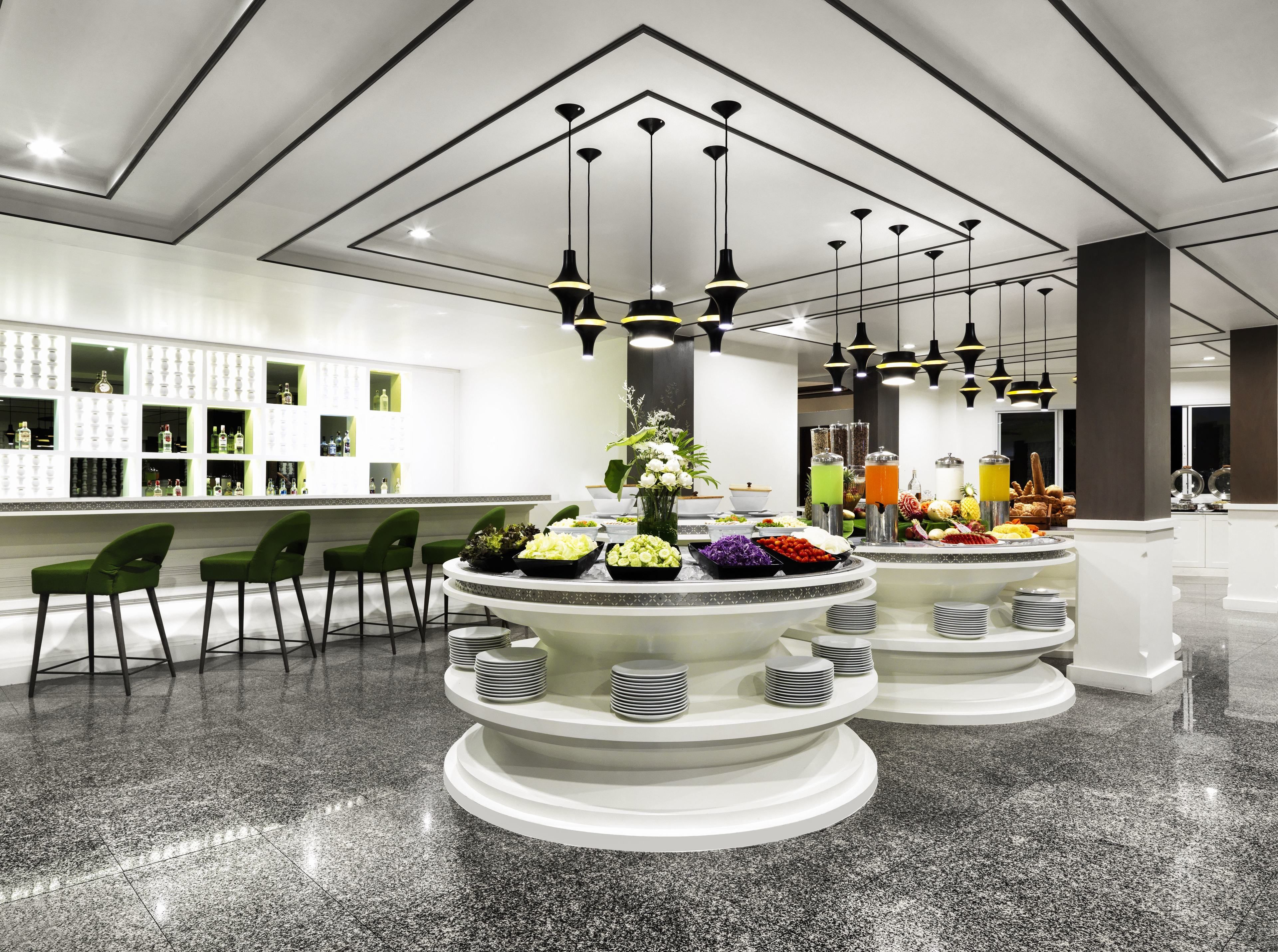 breakfast, lunch, dinner served; international cuisine