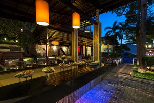 Breakfast, lunch, dinner served; international cuisine 