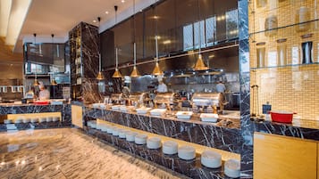 Daily buffet breakfast (CNY 75 per person)