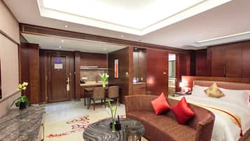 Deluxe Suite | Living room | 32-inch LED TV with satellite channels, TV