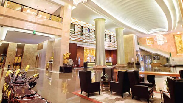 A spacious lobby with high ceilings, a grand chandelier, and multiple seating areas. - Cinese Hotel Dongguan (Dongguan)