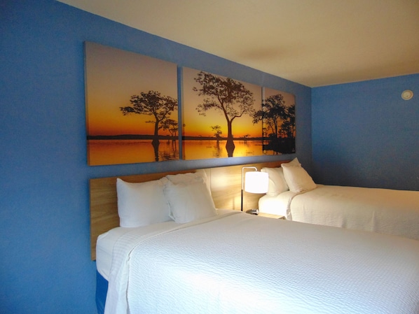 Safe på rommet, skrivebord, blendingsgardiner og strykejern/-brett