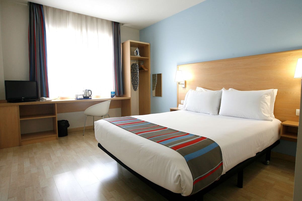 Schreibtisch, Verdunkelungsvorhänge, schallisolierte Zimmer