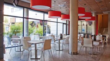 Se ofrece un desayuno bufé (12 EUR por persona)
