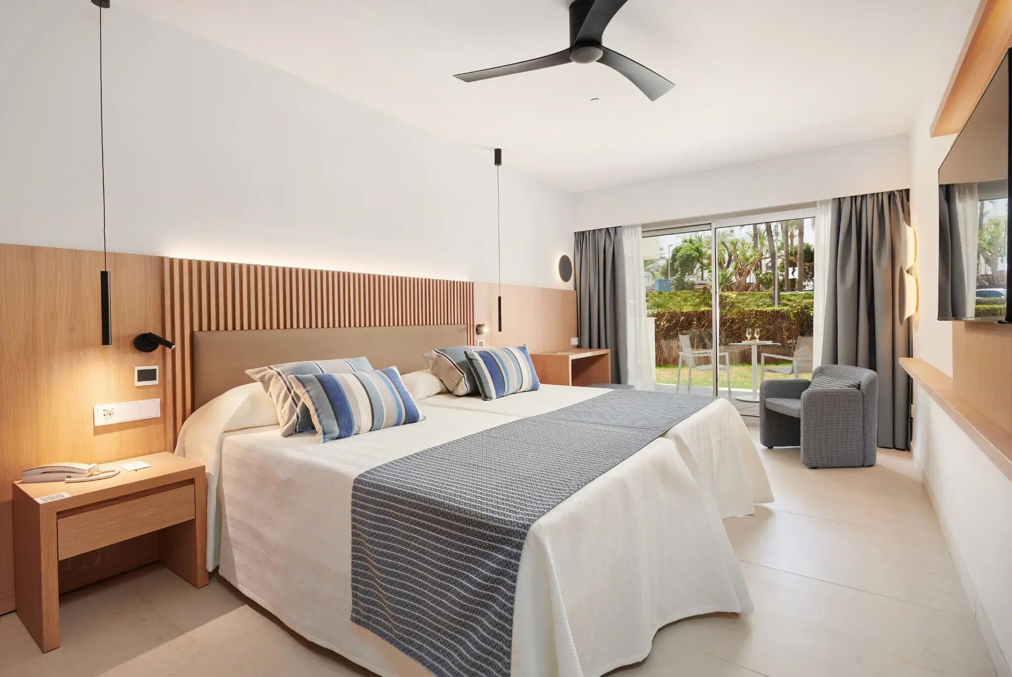 Minibar, Zimmersafe, Schreibtisch, Verdunkelungsvorhänge