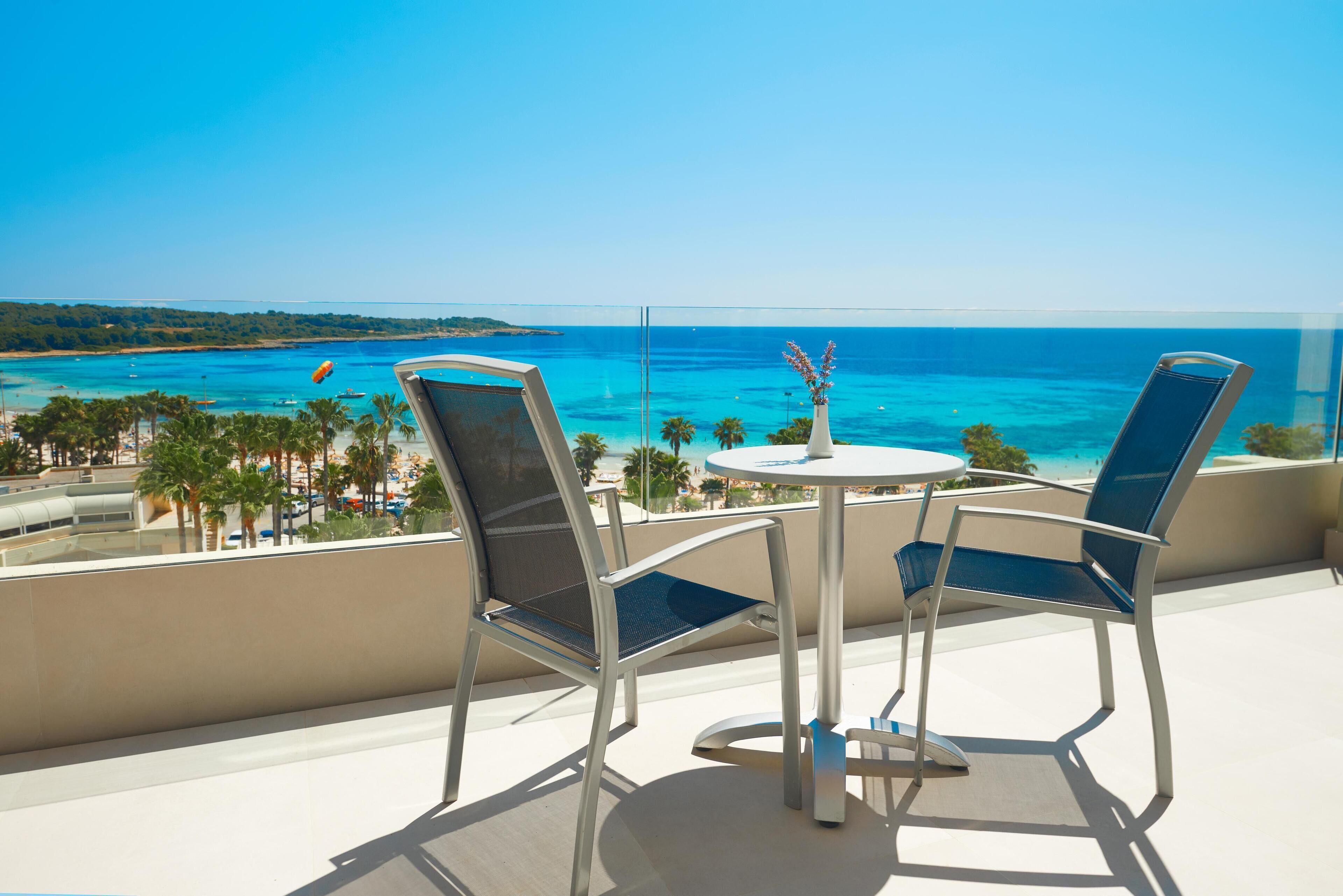 Minibar, caja fuerte, escritorio y cortinas opacas