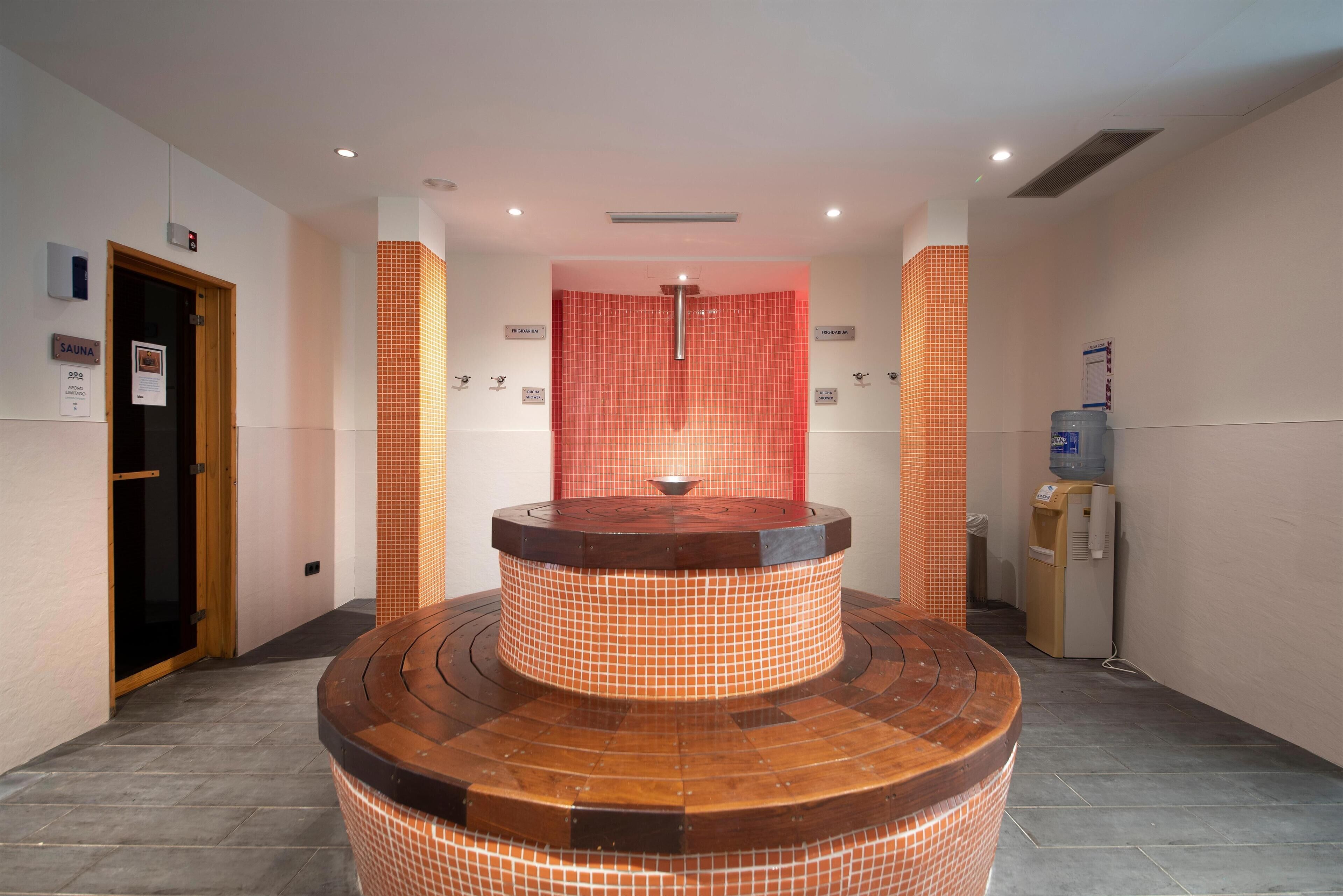 Sauna, tina de hidromasaje, baño de vapor y baño turco o hammam 