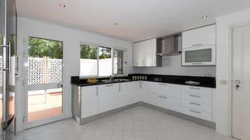 Maison, 3 chambres, piscine privée | Cuisine privée | Réfrigérateur, micro-ondes, four, plaque de cuisson