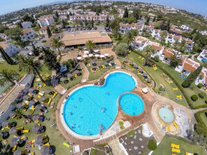 3 piscines extérieures, parasols de plage, chaises longues
