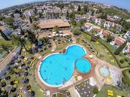 3 piscinas externas, guarda-sóis, espreguiçadeiras