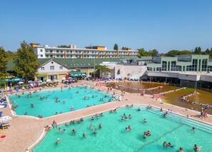 5 piscines cobertes, 3 piscines a l'aire lliure, para-sols i gandules 