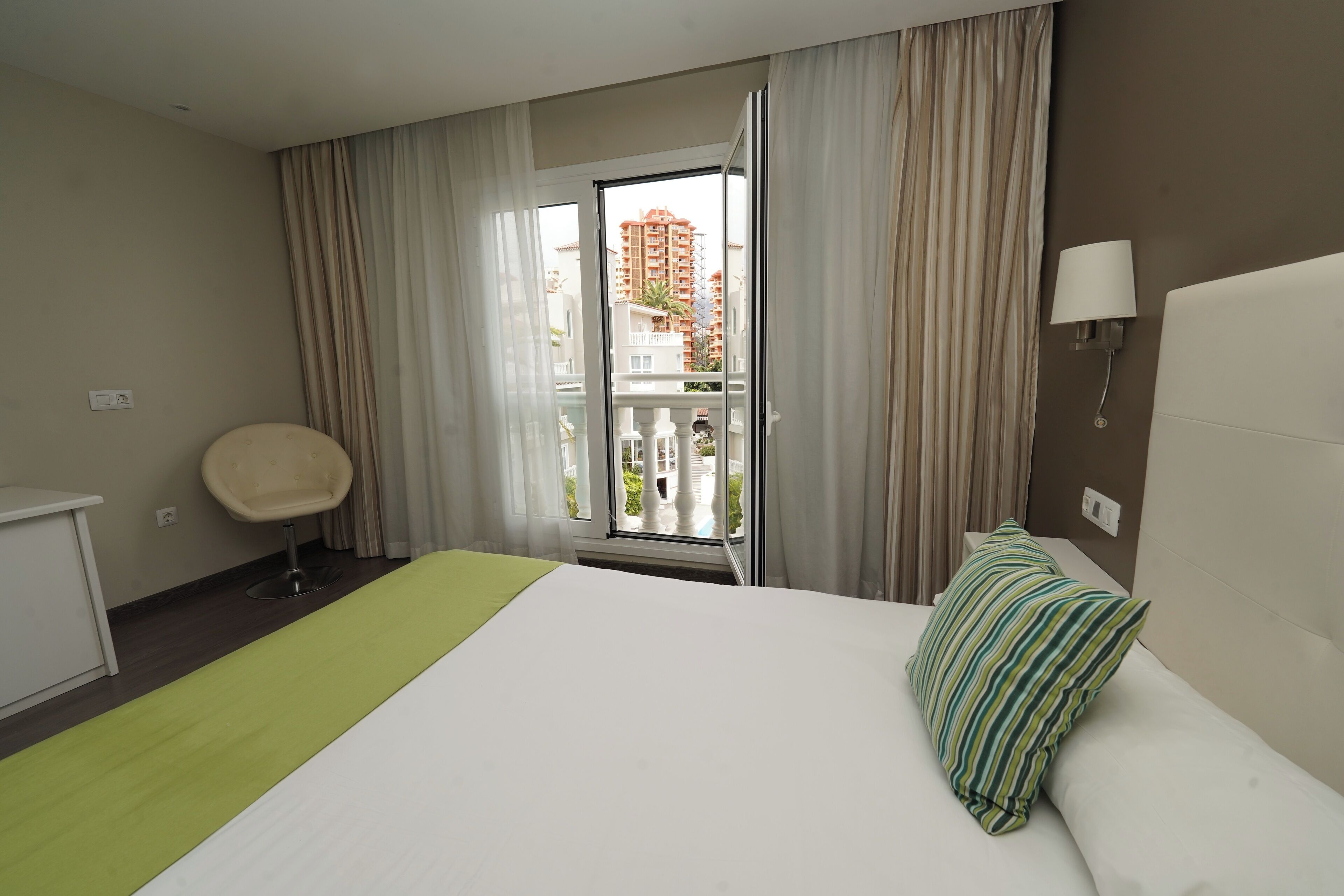 superior room | in-room safe, free wifi, bed sheets