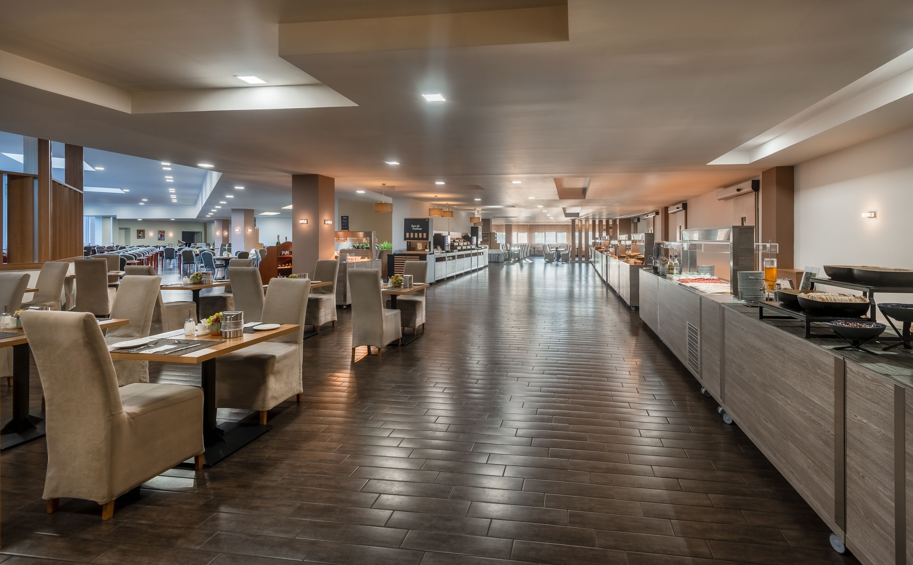 供應早餐和晚餐，匈牙利料理