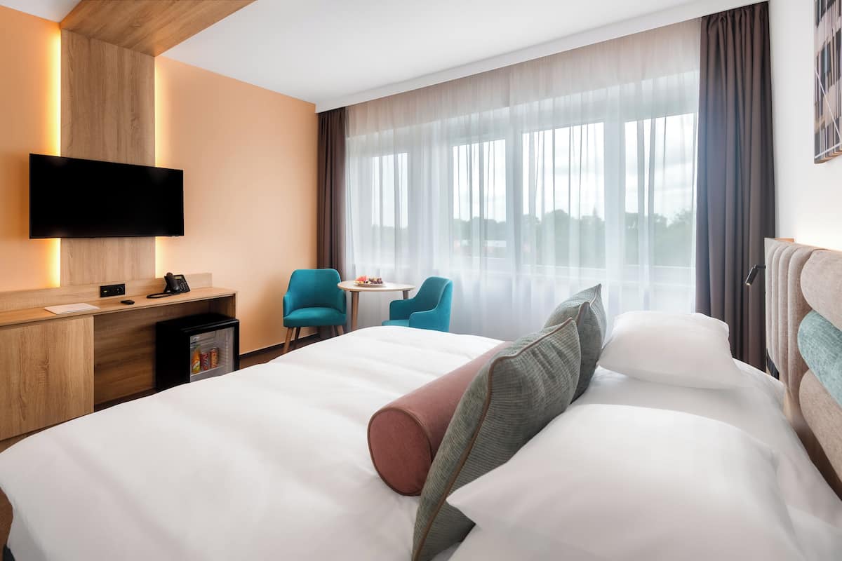 มินิบาร์, ตู้นิรภัยในห้องพัก, โต๊ะทำงาน, Wi-Fi ฟรี