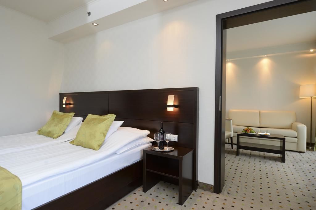 junior suite | in-room safe, desk, free wifi, bed sheets