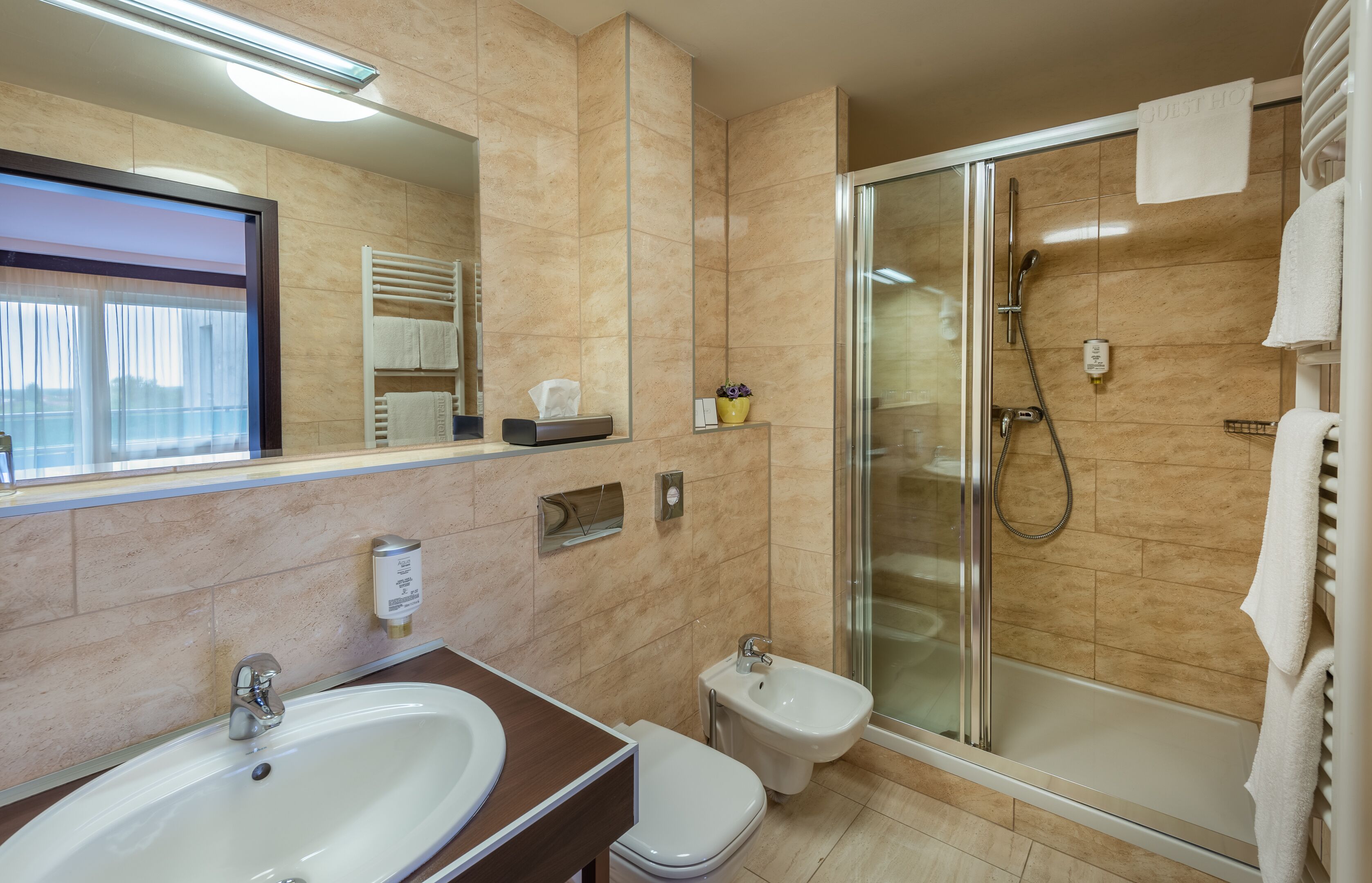 deluxe suite (castle view) | bathroom | shower, hair dryer, towels
