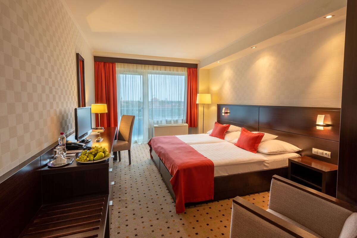 Standard Double Room, Castle view, Balcony | มินิบาร์, ตู้นิรภัยในห้องพัก, โต๊ะทำงาน, Wi-Fi ฟรี