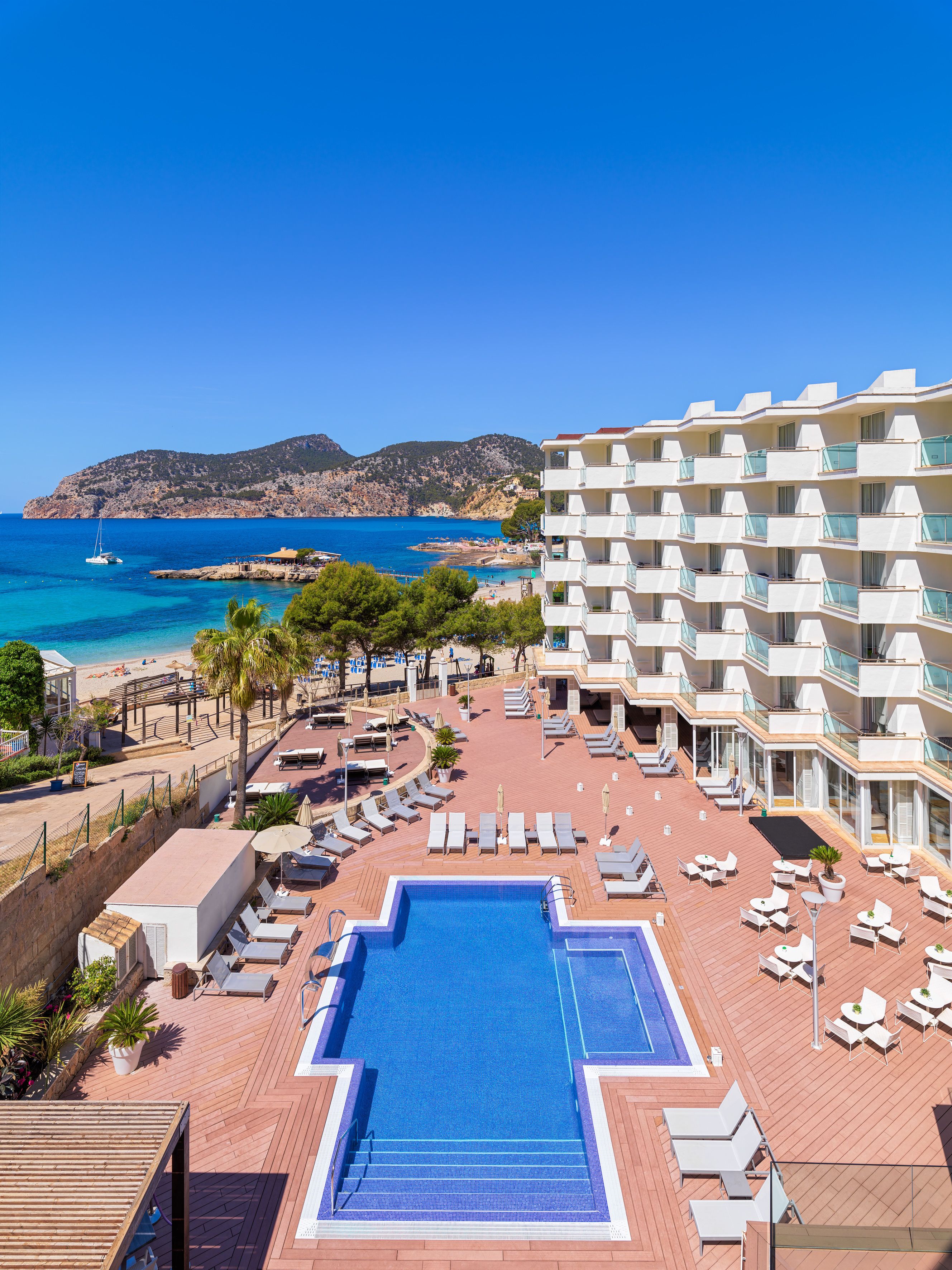 Piscine couverte, piscine extérieure, parasols de plage, chaises longues