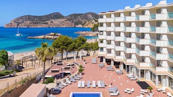 Piscine couverte, piscine extérieure, parasols de plage, chaises longues