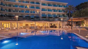 Una piscina cubierta, una piscina al aire libre, sombrillas, tumbonas