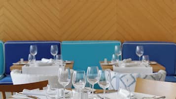 Se sirven desayunos y cocina internacional (con vistas a la piscina)