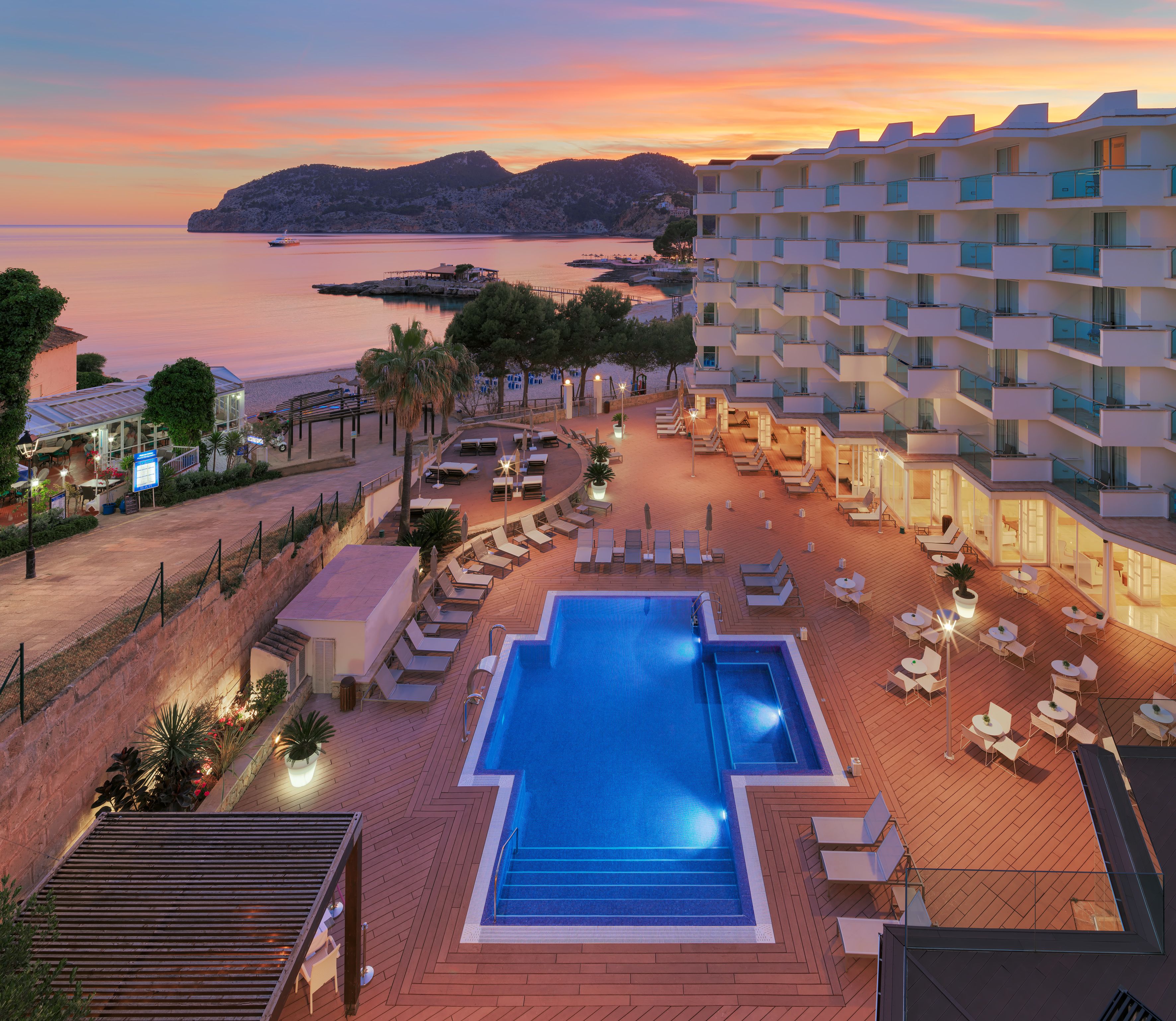 Piscine couverte, piscine extérieure, parasols de plage, chaises longues