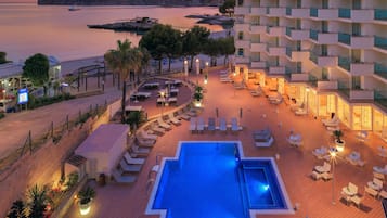 Piscine couverte, piscine extérieure, parasols de plage, chaises longues