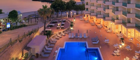 Piscine couverte, piscine extérieure, parasols de plage, chaises longues