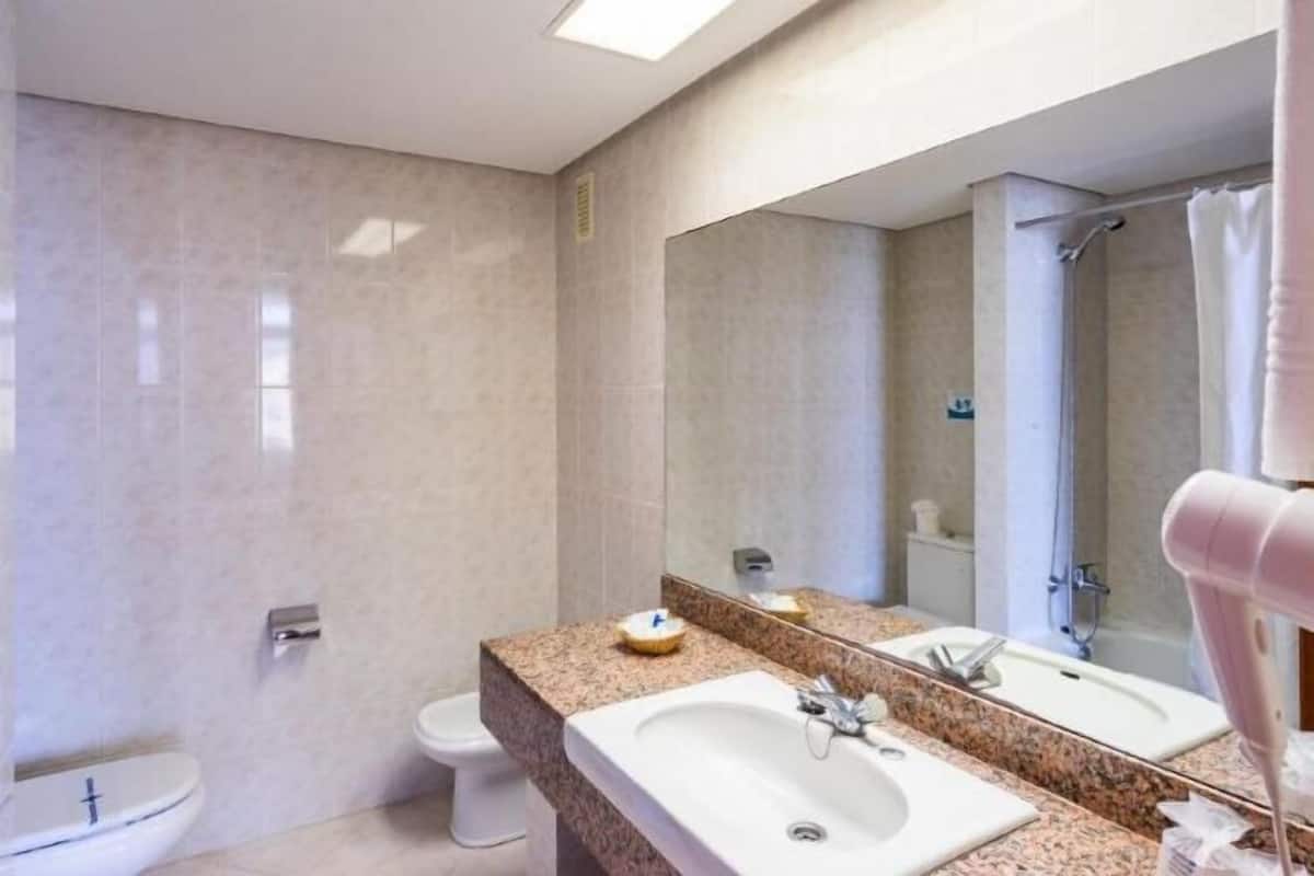 Badewanne, kostenlose Toilettenartikel, Haartrockner, Bidet